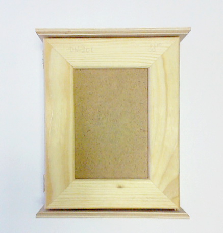 Деревянная ключница с дверцей (вставка ДВП), 25х20х7 см
