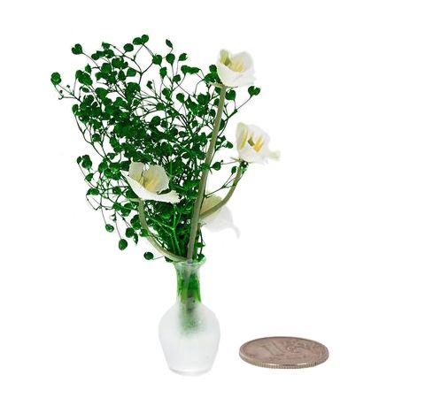 Білі квіти у скляній вазі 