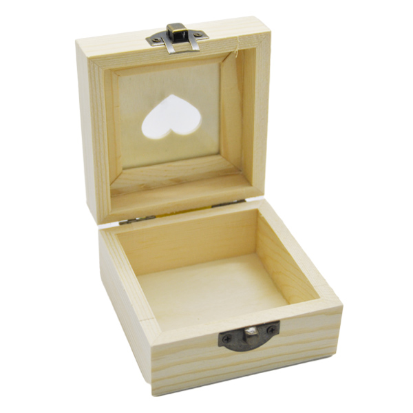 Скринька дерев'яна квадратна з серцем, мала, 8,5х8,5х5,5 см  - фото 1