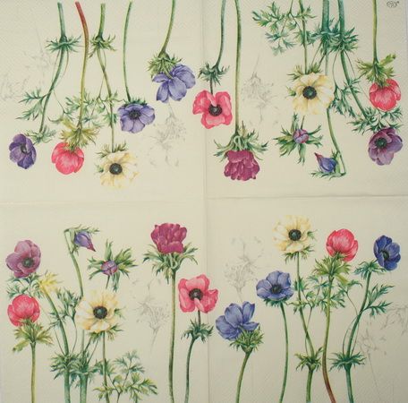 Салфетка Цветы на кремовом фоне