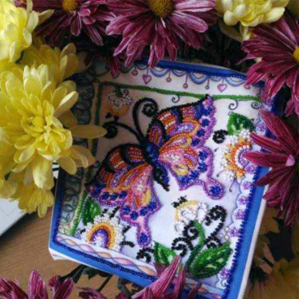 Набор для вышивки бисером на натуральном художественном холсте «Бабочка в цветах» (15х15 см) - фото 2
