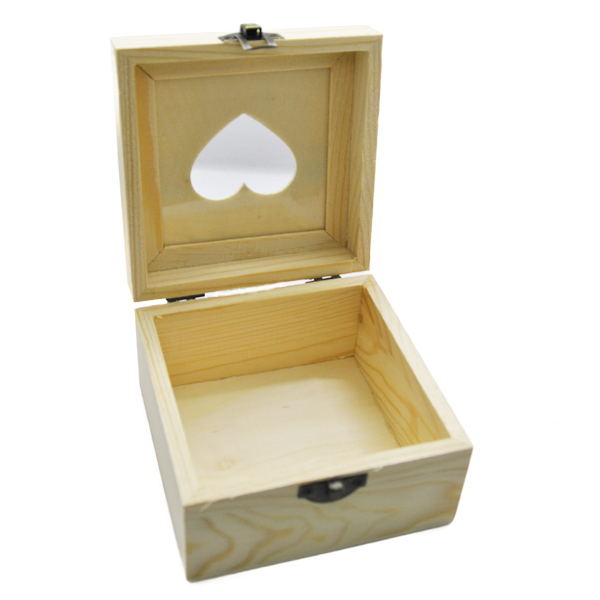 Скринька дерев'яна квадратна з серцем, середня, 11,5х11,5х7,5 см  - фото 1