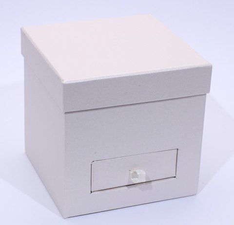 Подарункова картонна коробка квадратна, БІЖОВА, розмір 16х16х15,5 см. 